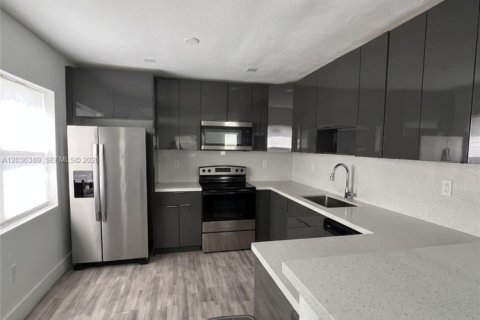 Villa ou maison à louer à Hollywood, Floride: 2 chambres, 213.12 m2 № 2084285 - photo 4