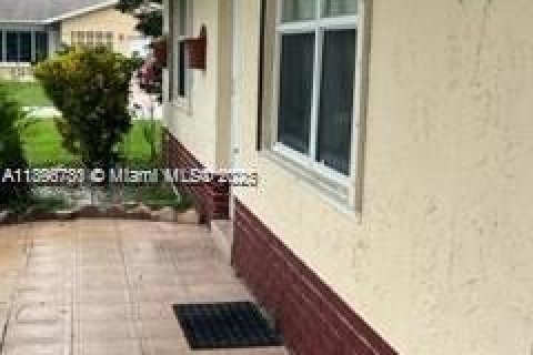 Villa ou maison à louer à Tamarac, Floride: 2 chambres, 80.27 m2 № 1948395 - photo 7