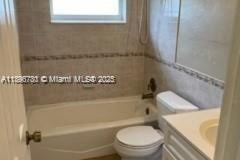 Villa ou maison à louer à Tamarac, Floride: 2 chambres, 80.27 m2 № 1948395 - photo 12