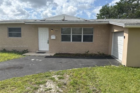 Casa en venta en Lauderhill, Florida, 4 dormitorios, 120.77 m2 № 1676586 - foto 1