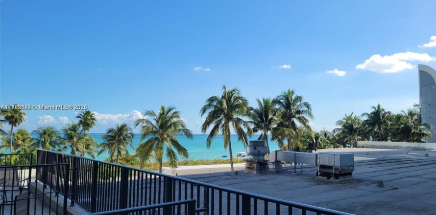 Estudio en el Condominio en Miami Beach, Florida  № 1944074