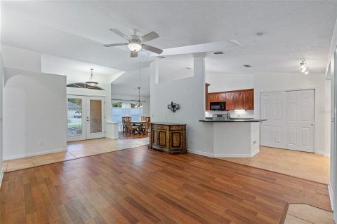 House in South Daytona, Florida 3 bedrooms, 159.7 sq.m. № 1908203 - photo 3