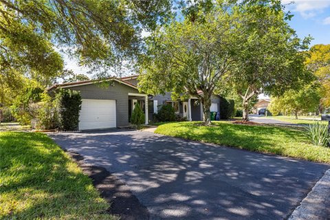 House in Coral Springs, Florida 3 bedrooms, 159.23 sq.m. № 1500545 - photo 2