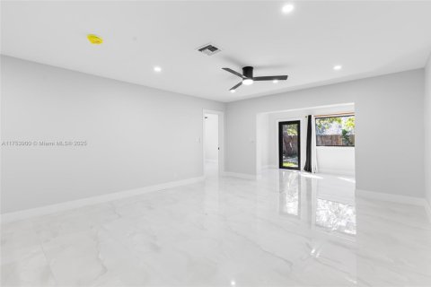 House in Coral Springs, Florida 3 bedrooms, 159.23 sq.m. № 1500545 - photo 13