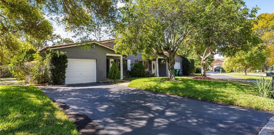 House in Coral Springs, Florida 3 bedrooms, 159.23 sq.m. № 1500545