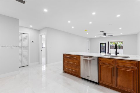 House in Coral Springs, Florida 3 bedrooms, 159.23 sq.m. № 1500545 - photo 24