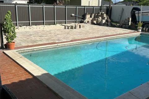 House in Miami, Florida 3 bedrooms, 125.14 sq.m. № 1948214 - photo 6