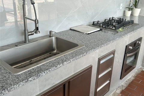 House in Miami, Florida 3 bedrooms, 125.14 sq.m. № 1948214 - photo 9