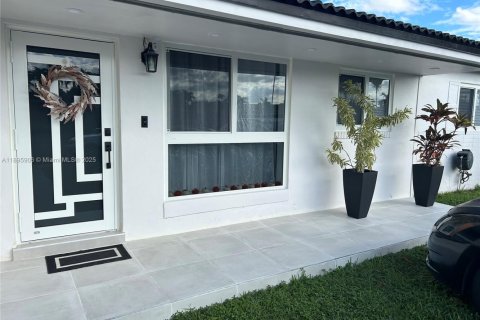 House in Miami, Florida 3 bedrooms, 125.14 sq.m. № 1948214 - photo 1