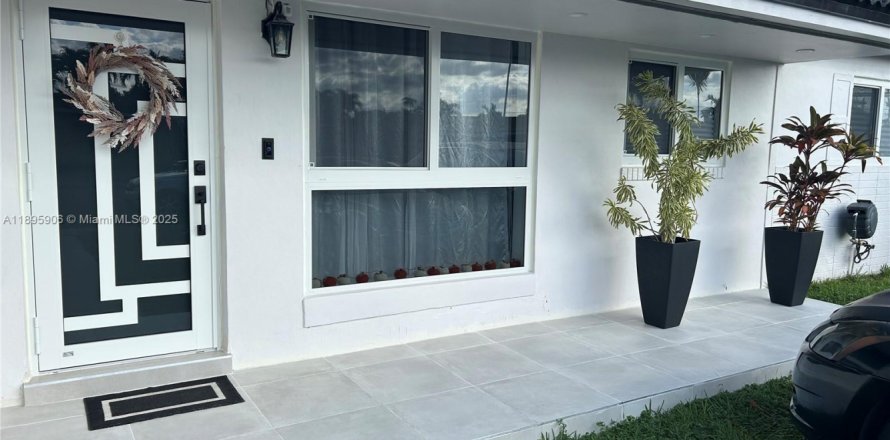House in Miami, Florida 3 bedrooms, 125.14 sq.m. № 1948214