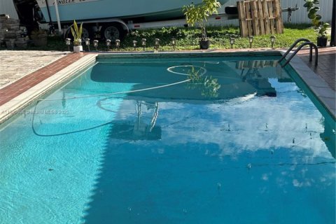 House in Miami, Florida 3 bedrooms, 125.14 sq.m. № 1948214 - photo 4