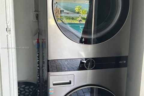 House in Miami, Florida 3 bedrooms, 125.14 sq.m. № 1948214 - photo 10