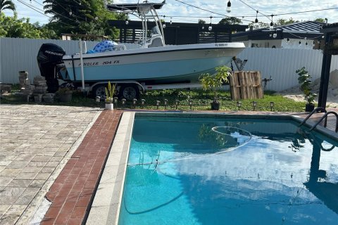 House in Miami, Florida 3 bedrooms, 125.14 sq.m. № 1948214 - photo 11