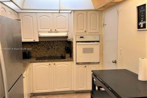 Condo in Hollywood, Florida, 1 bedroom  № 1415496 - photo 8