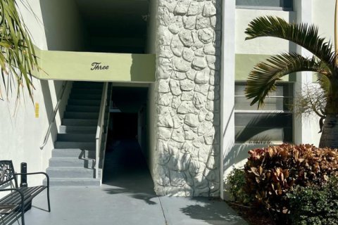 Condo in St. Lucie, Florida, 2 bedrooms № 2249599 - photo 4