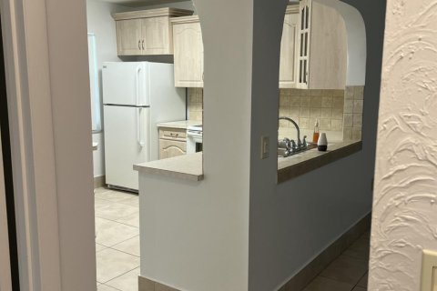 Condo in St. Lucie, Florida, 2 bedrooms № 2249599 - photo 10