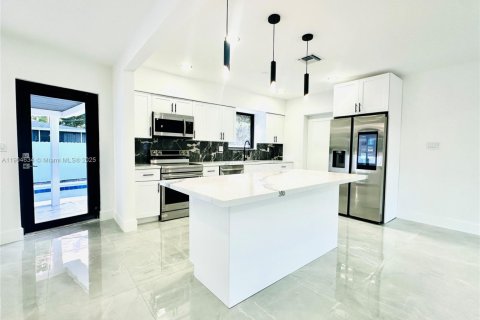 House in North Miami, Florida 3 bedrooms, 155.8 sq.m. № 1964520 - photo 4