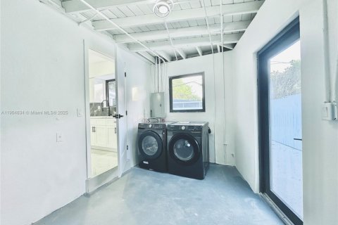 House in North Miami, Florida 3 bedrooms, 155.8 sq.m. № 1964520 - photo 16