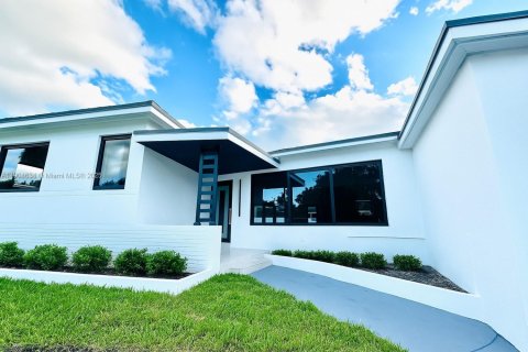 House in North Miami, Florida 3 bedrooms, 155.8 sq.m. № 1964520 - photo 1