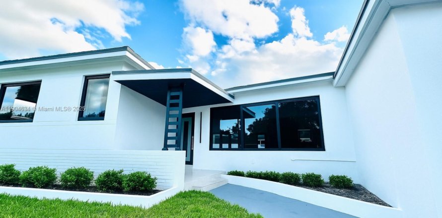 House in North Miami, Florida 3 bedrooms, 155.8 sq.m. № 1964520