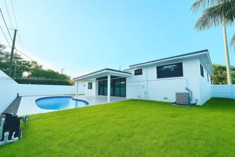 House in North Miami, Florida 3 bedrooms, 155.8 sq.m. № 1964520 - photo 2