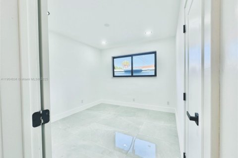 House in North Miami, Florida 3 bedrooms, 155.8 sq.m. № 1964520 - photo 12