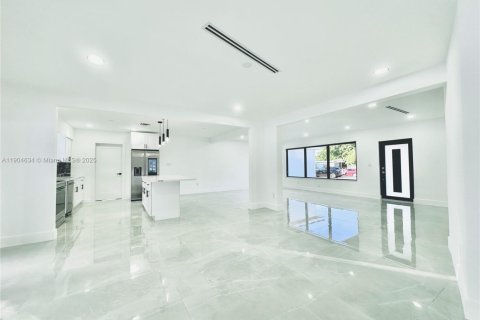 House in North Miami, Florida 3 bedrooms, 155.8 sq.m. № 1964520 - photo 10
