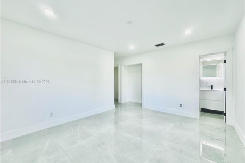 House in North Miami, Florida 3 bedrooms, 155.8 sq.m. № 1964520 - photo 14