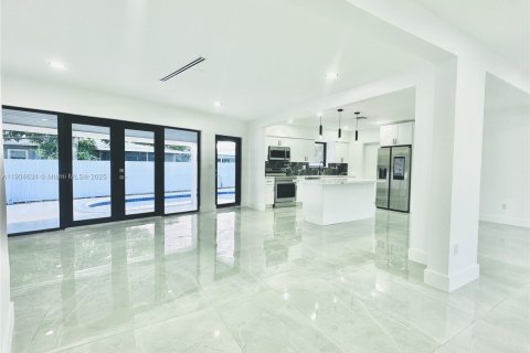 House in North Miami, Florida 3 bedrooms, 155.8 sq.m. № 1964520 - photo 3