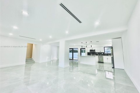 House in North Miami, Florida 3 bedrooms, 155.8 sq.m. № 1964520 - photo 9