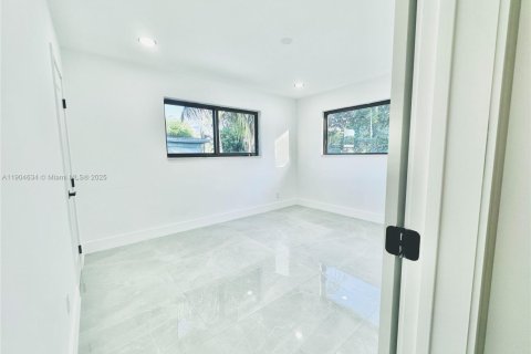 House in North Miami, Florida 3 bedrooms, 155.8 sq.m. № 1964520 - photo 13