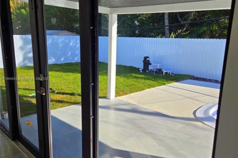 House in North Miami, Florida 3 bedrooms, 155.8 sq.m. № 1964520 - photo 15