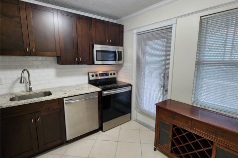 Copropriété à louer à Hollywood, Floride: 1 chambre, 72 m2 № 2290413 - photo 2