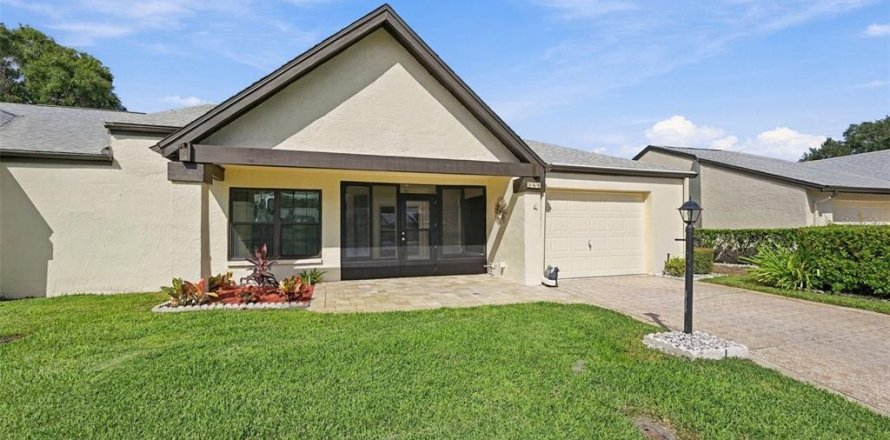 House in Palm Harbor, Florida 2 bedrooms, 113.34 sq.m. № 2387349