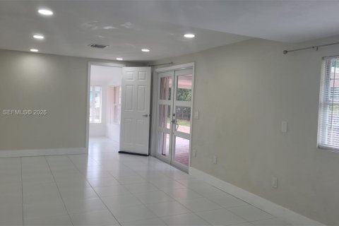 Casa en alquiler en Hollywood, Florida, 3 dormitorios, 103.86 m2 № 2057502 - foto 4