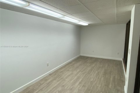 Commercial property in Hallandale Beach, Florida № 1073535 - photo 1