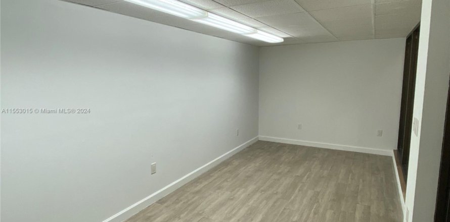 Commercial property in Hallandale Beach, Florida № 1073535