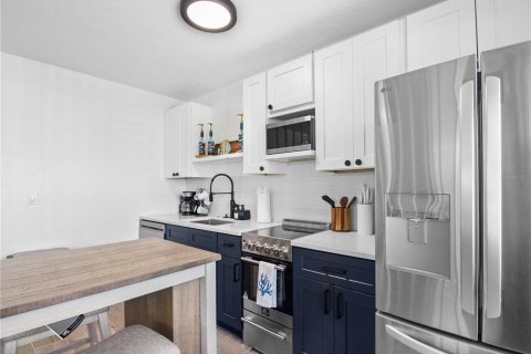 Duplex in Madeira Beach, Florida 2 bedrooms, 81.29 sq.m. № 2402721 - photo 6