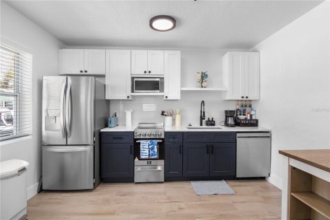 Duplex in Madeira Beach, Florida 2 bedrooms, 81.29 sq.m. № 2402721 - photo 15