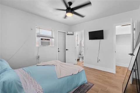 Duplex in Madeira Beach, Florida 2 bedrooms, 81.29 sq.m. № 2402721 - photo 11