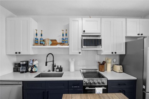 Duplex in Madeira Beach, Florida 2 bedrooms, 81.29 sq.m. № 2402721 - photo 5