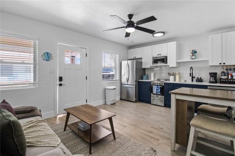 Duplex in Madeira Beach, Florida 2 bedrooms, 81.29 sq.m. № 2402721 - photo 16