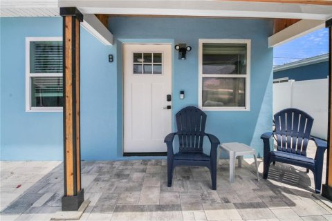 Duplex in Madeira Beach, Florida 2 bedrooms, 81.29 sq.m. № 2402721