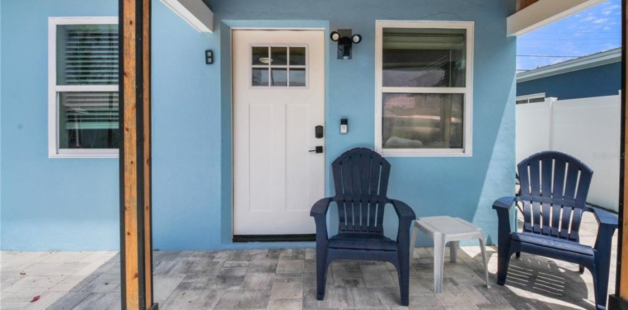 Duplex in Madeira Beach, Florida 2 bedrooms, 81.29 sq.m. № 2402721