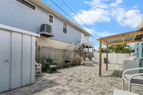 Duplex in Madeira Beach, Florida 2 bedrooms, 81.29 sq.m. № 2402721 - photo 21