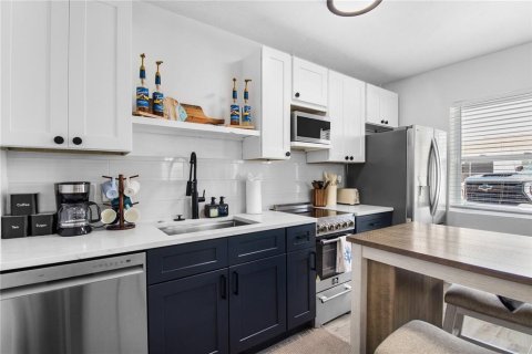 Duplex in Madeira Beach, Florida 2 bedrooms, 81.29 sq.m. № 2402721 - photo 4
