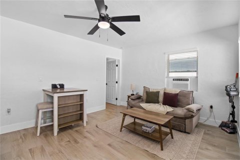 Duplex in Madeira Beach, Florida 2 bedrooms, 81.29 sq.m. № 2402721 - photo 14