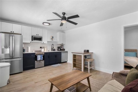 Duplex in Madeira Beach, Florida 2 bedrooms, 81.29 sq.m. № 2402721 - photo 13