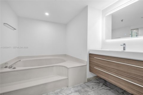 Copropriété à louer à Miami Beach, Floride: 3 chambres, 221.85 m2 № 2168154 - photo 25
