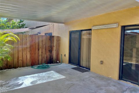 Adosado en alquiler en Hialeah Gardens, Florida, 4 dormitorios, 145.67 m2 № 2025420 - foto 6